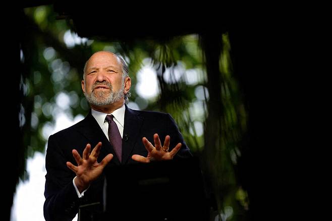 하워드 러트닉 미국 상무장관이 지난 6월 11일 미국 워싱턴 디시(D.C.) 백악관 외부에서 인터뷰에 참석하고 있다. 워싱턴/로이터 연합뉴스