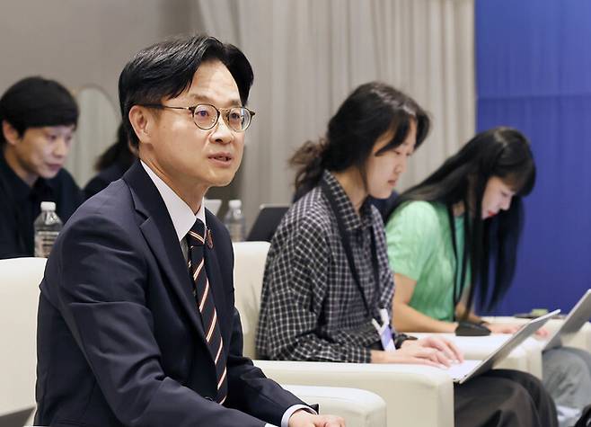 김정관 산업통상자원부 장관이 28일 부산 파라다이스 호텔에서 열린 기자간담회에서 질문에 답하고 있다. 산업통상자원부 제공