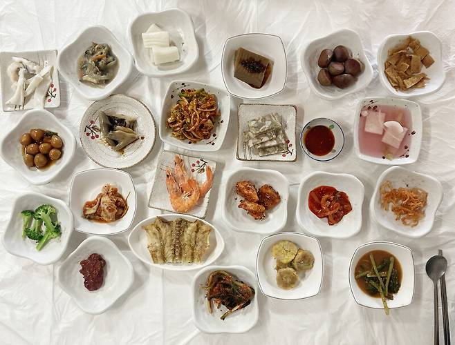고흥에는 20여가지 반찬이 나오는 백반집이 수두룩하다. 가격대도 대부분 1만원대. 고흥 여행의 백미다. 박미향 기자