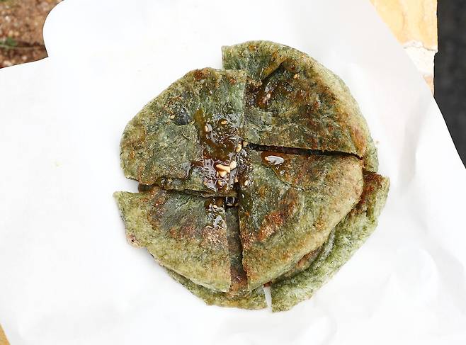 거금휴게소 안에 있는 가게에선 매생이호떡을 판다. 매생이는 고흥이 주산지다. 박미향 기자