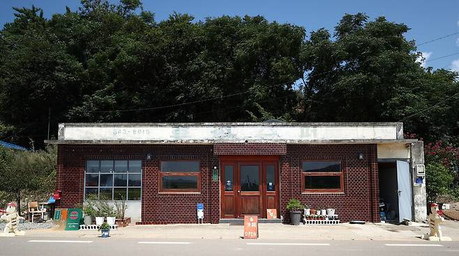 거금도에 있는 카페 ‘신촌블루’. 대도시 카페 마니아들 사이에서도 소문난 힙한 카페. 박미향 기자