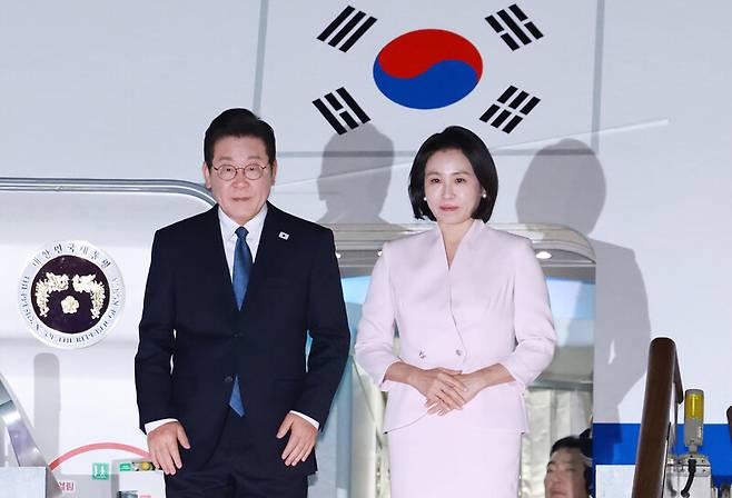 이재명 대통령과 김혜경 여사가 일본·미국 방문 일정을 마치고 28일 경기도 성남 서울공항에 도착하고 있다. 연합뉴스