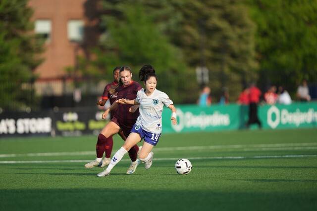 2025년 7월10일(현지시각) 캐나다 토론토에 있는 요크 라이언스 스타디움에서 여자축구 노던슈퍼리그(NSL) 오타와 래피드 FC 소속 이민아가 AFC 토론토를 상대로 드리블하고 있다. 이민아 제공