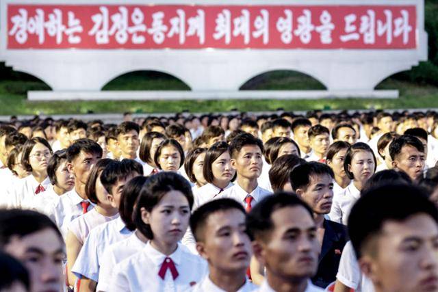 북한 시민들이 광복절인 이달 15일 평양체육관에서 열린 광복 80주년 기념 행사에 참석하고 있다. 13일부터 사흘간 북한을 공식 방문한 러시아 연방의회 대표단이 공개한 사진. 연합뉴스
