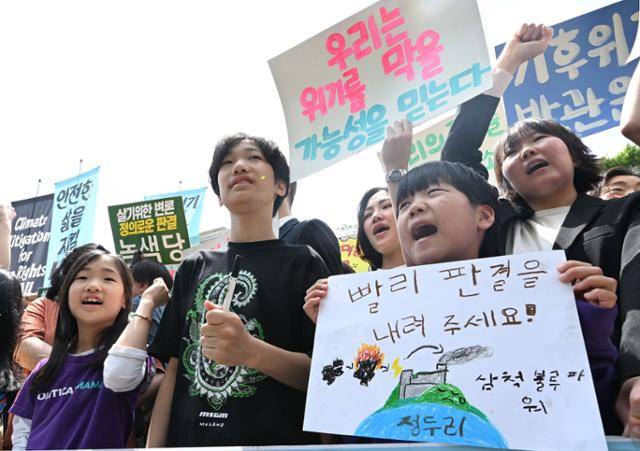 헌법재판소에 제기된 기후위기 헌법소원의 첫 공개변론이 열렸던 지난해 4월 23일, 서울 종로구 헌법재판소 앞에서 소송의 원고로 참여한 아동·청소년 등 관계자들이 정부의 기후위기 대응 부실을 규탄하고 있다. 최주연 기자