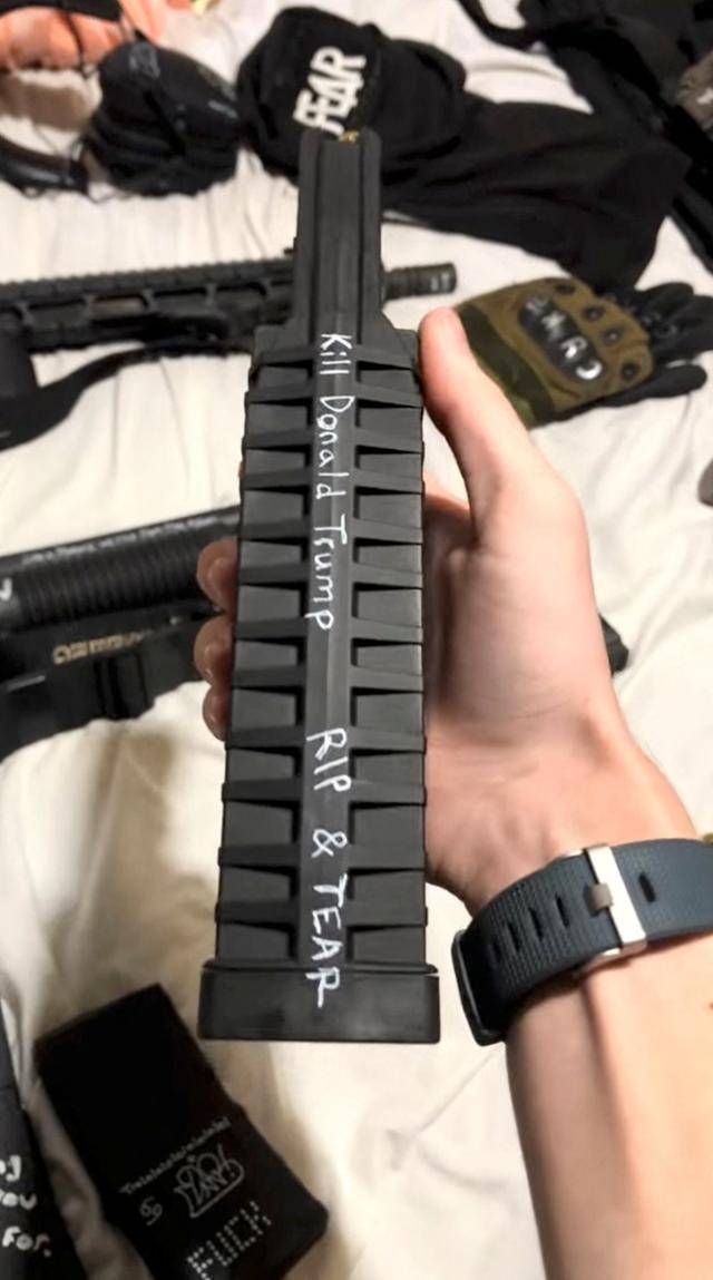 27일 미국 미네소타주 미니애폴리스의 가톨릭 학교 내 성당에서 발생한 총격 사건의 범인 로빈 웨스트먼이 ‘도널드 트럼프를 죽여라’라는 문구가 쓰인 소총 탄창을 들고 있다. 유튜브에 게시된 영상에서 캡처된 이미지다. 로이터 연합뉴스