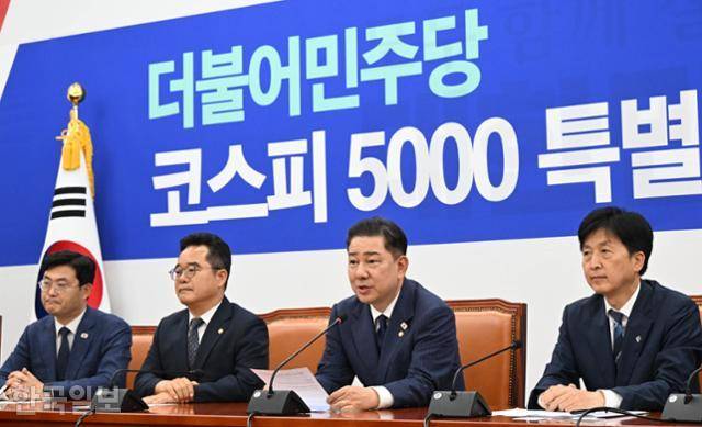 김병기(오른쪽 두번째) 더불어민주당 원내대표가 6월 23일 국회에서 열린 코스피 5000 특별위원회 발대식에 참석해 발언하고 있다. 고영권 기자