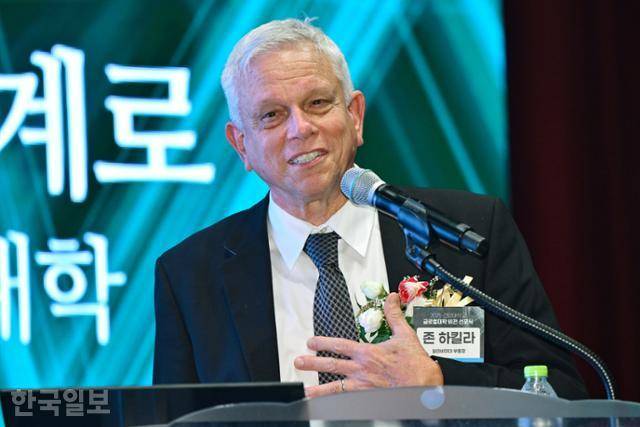 존 하킬라 미국 앨러배마대 헌츠빌 캠퍼스(UAH) 교수가 28일 충남 논산시 건양대에서 열린 ‘2025 건양대학교 글로컬대학 비전 선포식 겸 글로컬 국방포럼’에 참석해 ‘방위산업 중심 도시의 대학과 지방정부간 협력 전략’을 주제로 기조강연을 하고 있다. 논산=하상윤 기자