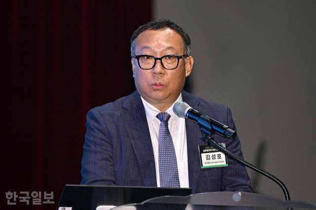 김성호 현대로템 미래기술센터장이 28일 충남 논산시 건양대에서 열린 ‘2025 건양대학교 글로컬대학 비전 선포식 겸 글로컬 국방포럼’에 참석해 ‘미래 국방산업과 글로컬 대학의 역할’을 주제로 기조강연을 하고 있다. 논산=하상윤 기자