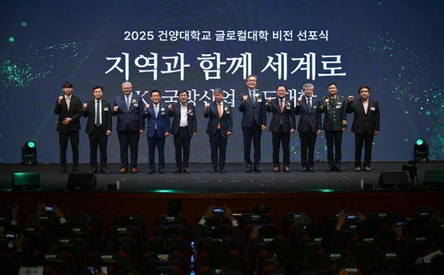 28일 충남 논산시 건양대에서 열린 ‘건양대 글로컬대학 비전 선포식 겸 글로컬 국방포럼’에서 주요 참석자들이 기념촬영을 하고 있다. 왼쪽부터 장승호 건양대 총학생회장, 박태식 LIG넥스원 미사일시스템사업부문장, 크시슈토프 그라보프스키 폴란드 비엘코폴스카주 부주지사, 백성현 논산시장, 전형식 충청남도 정무부지사, 김용하 건양대 총장, 유득원 대전광역시 행정부시장, 최재성 계룡시 부시장, 배석환 건양대 글로컬대학사업추진단장, 배송영 육군 정보화기획참모부장, 김민수 건양대 직원노동조합 지부장. 논산=하상윤 기자 jonyyun@hankookilbo.com