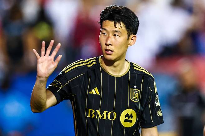 <yonhap photo-4134=""> Aug 23, 2025; Frisco, Texas, USA; Los Angeles FC forward Son Heung-Min (7) waves to fans after the game against FC Dallas at Toyota Stadium. Mandatory Credit: Kevin Jairaj-Imagn Images/2025-08-24 12:28:11/ <저작권자 ⓒ 1980-2025 ㈜연합뉴스. 무단 전재 재배포 금지, AI 학습 및 활용 금지></yonhap>