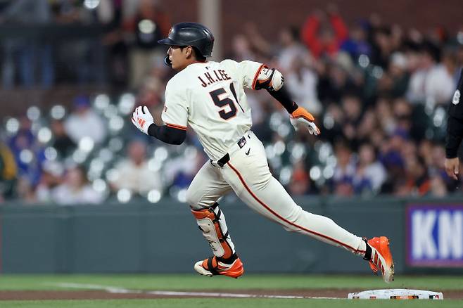 <yonhap photo-2665="">이정후가 27일 컵스전에서 4회 2루타를 때린 뒤 질주하는 모습. AFP=연합뉴스</yonhap>