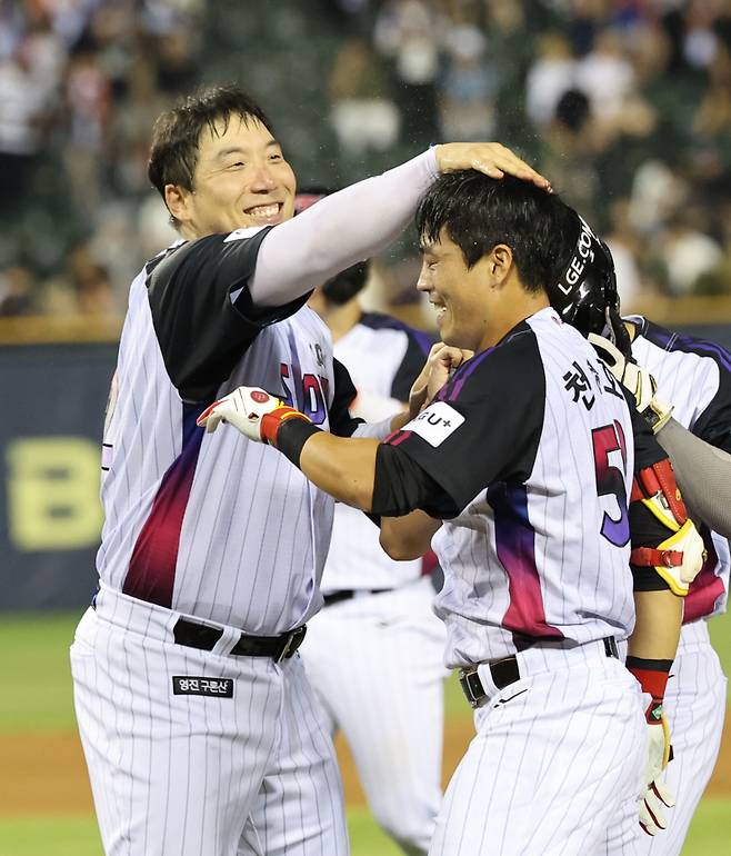 <yonhap photo-4426=""> 끝내기 안타의 주인공 천성호-김현수 (서울=연합뉴스) 임화영 기자 = 8일 서울 잠실야구장에서 열린 프로야구 한화 이글스와 LG 트윈스의 경기. 10회말 1사 만루 LG 천성호가 끝내기 안타를 친 뒤 김현수와 기쁨을 나누고 있다. 이날 경기는 LG가 2-1로 승리하며 1위 자리를 지켰다. 2025.8.8 hwayoung7@yna.co.kr/2025-08-08 22:11:30/ <저작권자 ⓒ 1980-2025 ㈜연합뉴스. 무단 전재 재배포 금지, AI 학습 및 활용 금지></yonhap>