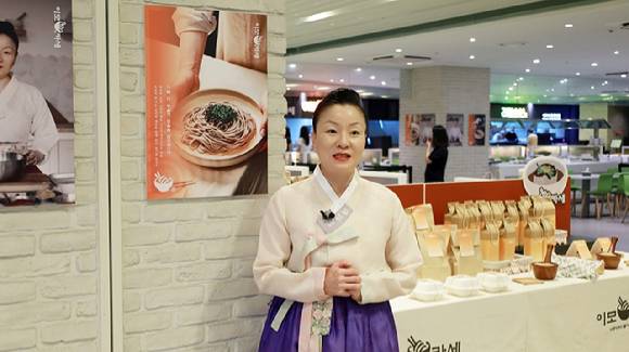 삼성웰스토리 고객사에 방문한 '이모카세' 김미령 셰프. [사진=삼성웰스토리]