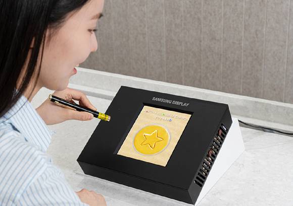 삼성디스플레이가 SID2025에서 전시한 센서 OLED 디스플레이. [사진=삼성디스플레이]