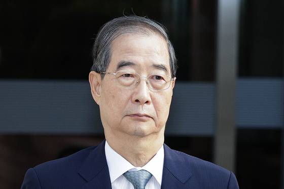 12?3 비상계엄 과정에서 윤석열 전 대통령의 내란 행위를 방조한 혐의를 받는 한덕수 전 국무총리가 27일 오후 서초구 서울중앙지방법원에서 열린 구속 전 피의자 심문(영장실질심사)을 마친 후 호송차에 탑승하고 있다. 뉴스1