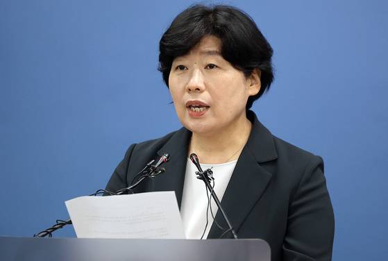 내란 특검팀 박지영 특검보가 지난 24일 오후 서울 서초구 서울고검에 마련된 기자실에서 브리핑을 하고 있다. 뉴스1