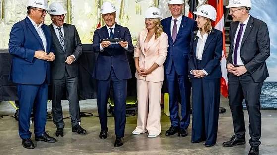 마크 카니 캐나다 총리(왼쪽에서 세번째)가 26일(현지시간) 독일 킬의 tkMS 조선소에서 잠수함 모형을 받고 웃고 있다. [사진 tkMS]