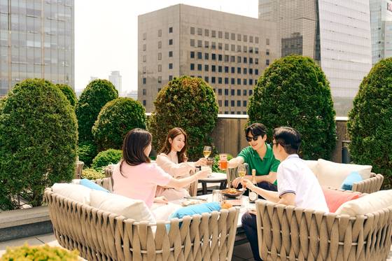 포시즌스 호텔 서울의 한국식 컨템퍼러리 바 ‘오울’이 ‘서머 오울’ 다이닝을 10월까지 선보인다. 사진 포시즌스 호텔 서울