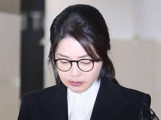 윤석열 전 대통령의 부인 김건희 여사가 지난 6일 서울 종로구 KT광화문빌딩에 마련된 김건희 특검팀(특별검사 민중기) 사무실에서 조사를 마친 후 귀가하고 있다. 뉴스1