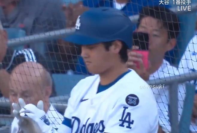 관중석의 손흥민이 휴대폰으로 타격을 준비하는 오타니를 찍는 모습이 NHK 중계 영상에 공개됐다.