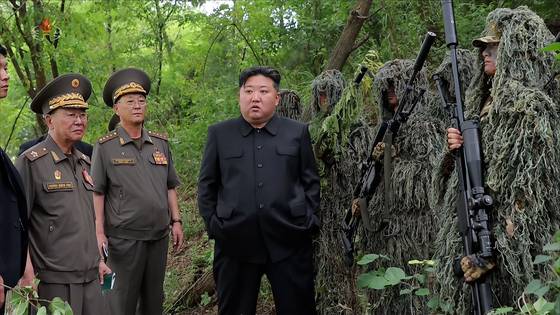 김정은 북한 국무위원장이 지난 27일 조선인민군 총참모부 직속 특수작전훈련기지를 방문해 저격수구분대 군인들의 실탄사격훈련을 참관했다. 조선중앙TV 캡처, 연합뉴스