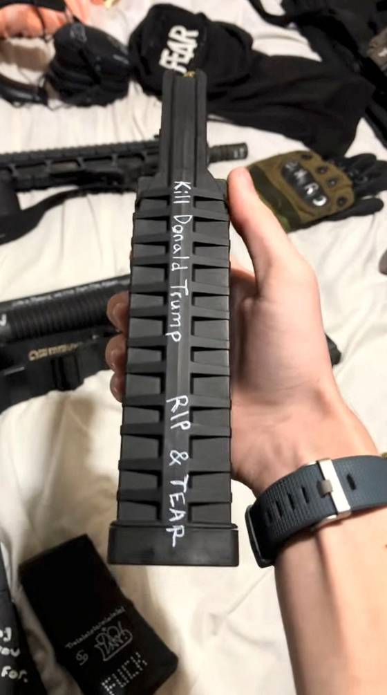 "도널드 트럼프를 죽여라"라고 쓰인 소총 탄창을 들고 있는 로빈 웨스트먼. 로이터=연합뉴스