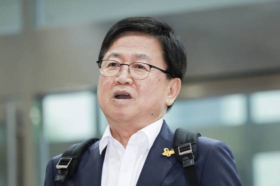 지난 14일 서울 영등포구 여의도 한국교육시설안전원에 최교진 사회부총리 겸 교육부 장관 후보자가 인사청문회 준비 사무실으로 출근하고 있다. 연합뉴스