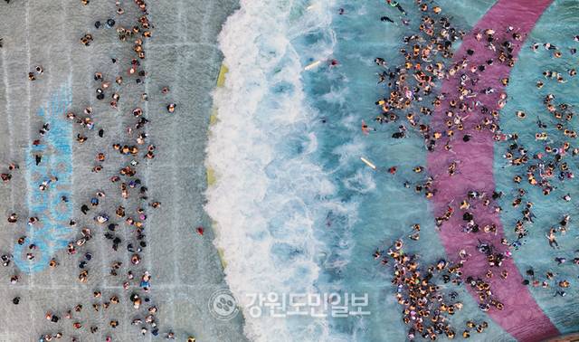 홍천 워터파크가 피서객들로 북적거리고 있다. 방도겸 기자