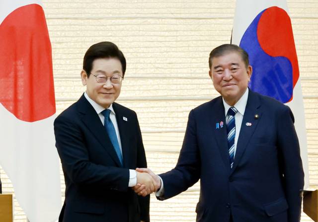 ▲ 이재명 대통령과 이시바 시게루 일본 총리가 지난 23일 일본 도쿄 총리 관저에서 열린 한일 정상 공동 언론 발표를 마친 뒤 악수하고 있다. 연합뉴스