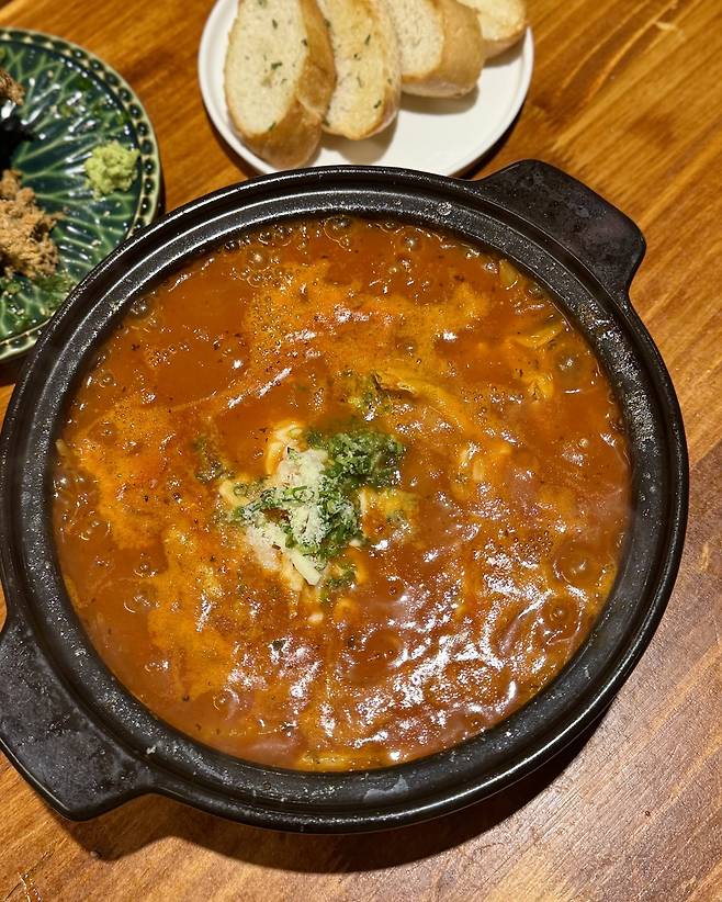 해물토마토스튜와 바게트. 사진=박소윤