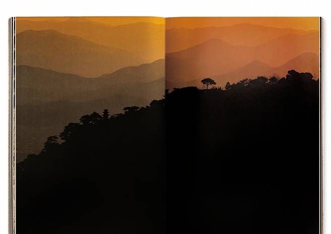 사진작가 강운구가 경주 남산의 경치와 고고미술사학적 가치를 사진으로 기록한 <경주남산>(1986). 강 작가와 열화당 발행인 이기웅, 북디자이너 정병규는 3년간 여러 차례 현장을 답사하며 함께 사진집을 만들었다. 사월의눈 출판사 제공