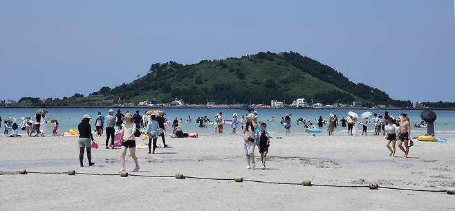17일 오후 제주시 한림읍 협재해수욕장에서 피서객들이 물놀이를 즐기고 있다. 사진=뉴스1