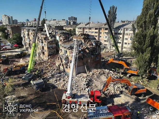 28일(현지시간) 러시아 공습으로 우크라이나 키이우의 파괴된 아파트에서 구조대원들이 수색 및 구조 작업을 벌이고 있다. AFP연합뉴스