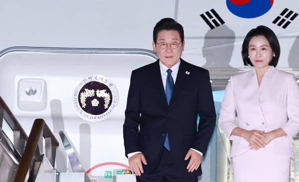 이재명 대통령과 김혜경 여사가 일본 미국 순방 일정을 마치고 28일 경기도 성남 서울공항에 도착해 인사하고 있다. 연합뉴스