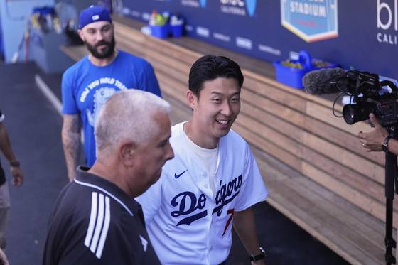 Los Angeles FC forward Son Heung-min talks with members of the Los Angeles Dodgers before the Dodgers host the Cincinnati Reds in an MLB game on Aug. 27 in Los Angeles. [AP/YONHAP]