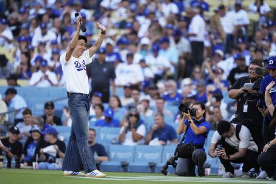 Los Angeles FC forward Son Heung-min reacts to the crowd after throwing out a ceremonial first pitch before the MLB game between the Los Angeles Dodgers and the Cincinnati Reds on Aug. 27 in Los Angeles. [AP/YONHAP]