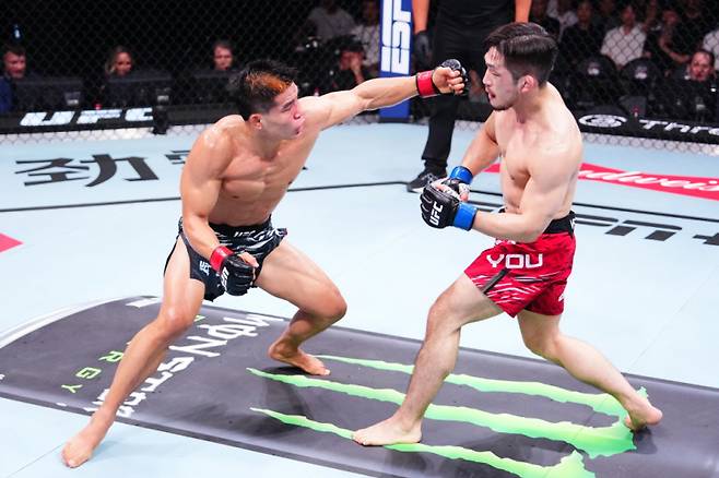 유수영이 샤오롱과 치열한 접전 끝에 만장일치 판정승을 거뒀다. UFC 제공