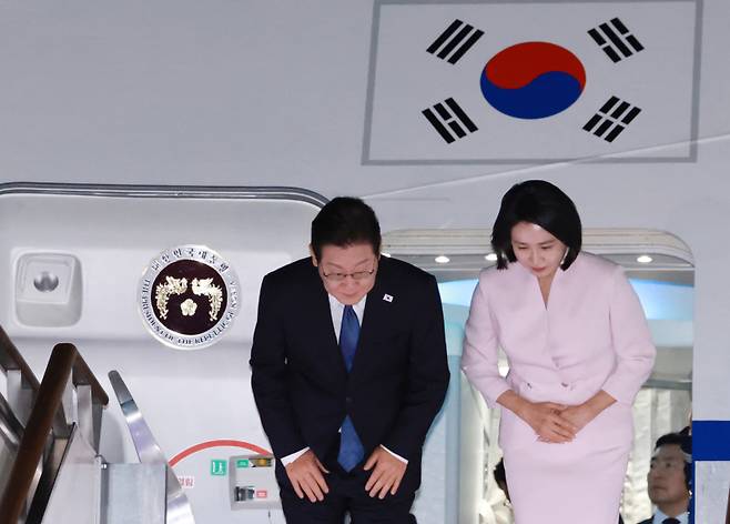 이재명 대통령과 김혜경 여사가 일본·미국 방문 일정을 마치고 28일 경기도 성남 서울공항에 도착해 공군1호기에서 내리며 인사하고 있다.&nbsp;