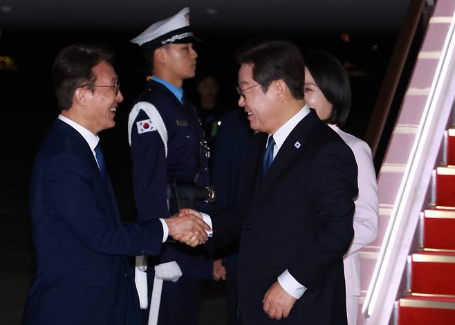 이재명 대통령과 김혜경 여사가 일본·미국 방문 일정을 마치고 28일 경기도 성남 서울공항에 도착해 김민석 국무총리와 인사하고 있다.