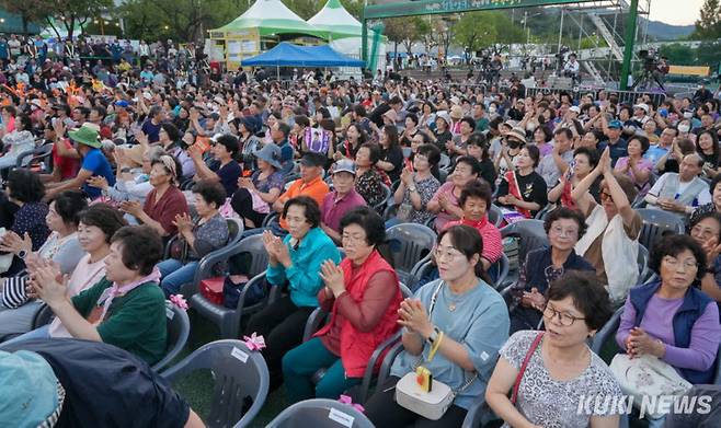 &nbsp;쿠키뉴스 DB(국토정중앙 청춘양구 배꼽축제)