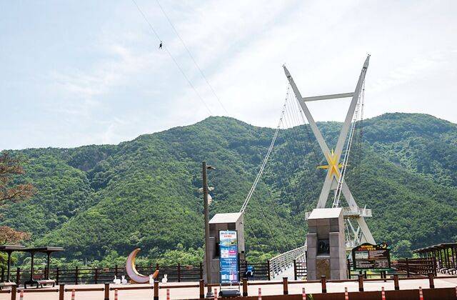 보현산댐 X자 모양 주탑의 출렁다리와 집와이어.