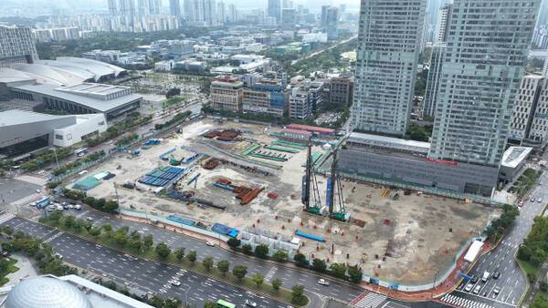 27일 인천시 연수구 송도국제도시의 롯데몰(타임빌라스 송도) 공사가 멈춰서 있다. 롯데는 지난 2010년 땅을 조성원가로 매입했지만 4차례나 개장 목표가 미뤄지는 등 15년째 사업이 지지부진하다. 조병석기자