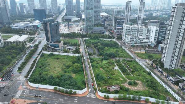 27일 인천시 연수구 송도국제도시의 신세계 쇼핑몰 공사가 멈춰서 있다. 신세계는 지난 2015년 땅을 매입했지만 개장 목표가 미뤄지는 등 사업이 지지부진하다. 조병석기자
