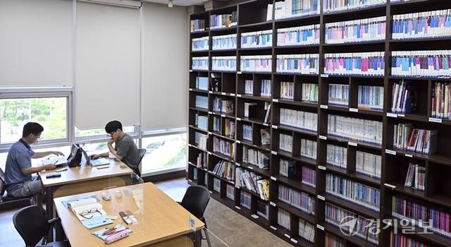 2층에 위치한 북카페 및 도서관. 홍기웅기자