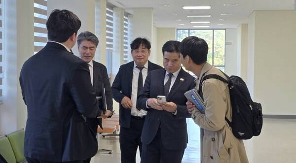 이병진 국회의원이 지난해 10월 수원지법 평택지원에서 1심 공판을 마치고 법정을 나서고 있다. 경기일보DB