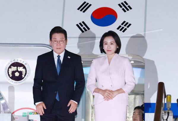 28일 이재명 대통령과 김혜경 여사가 일본·미국 방문 일정을 마치고 성남 서울공항에 도착하고 있다. 연합뉴스