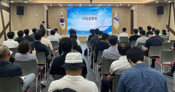28일 열린 ‘송도의 안정적 전기공급을 위한 지중 송선전로 사업설명회’에 참석한 주민들이 초고압선 매설에 대한 설명을 듣고 있다. 김샛별기자