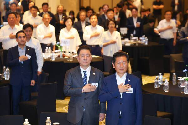 28일 인천시 중구 파라다이스시티 컨벤션에서 열린 더불어민주당 의원단 워크숍에서 정청래 대표와 김병기 원내대표를 비롯한 의원들이 국기에 경례하고 있다. 연합뉴스