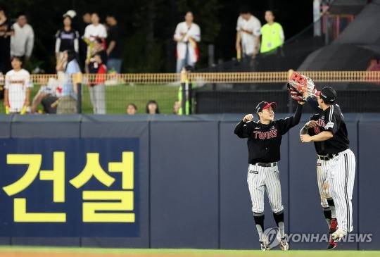 승리한 LG 선수들이 기뻐하고 있다. / 사진=연합뉴스